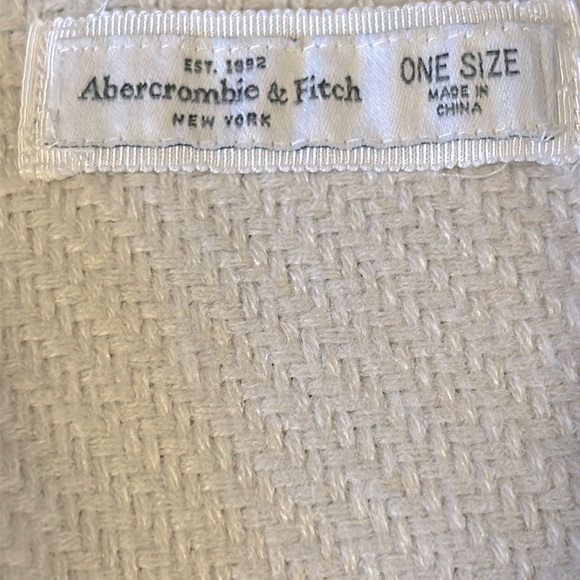 ABERCROMBIE & FITCH Shawl one size has pockets and fringe - Picture 8 of 8